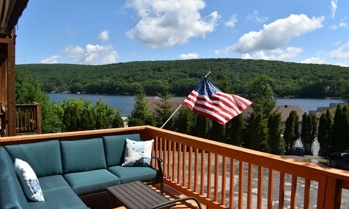 Thayerville Copropriété | Spring is in the Air at our Centrally Located Lake View Condo that sleeps 6!