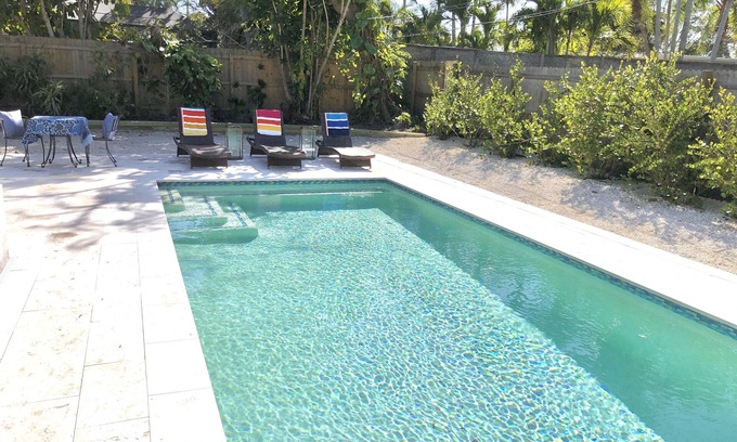 Palma Sola Maison | FALL IN LOVE: Newly Updated Pool House Mins to Anna Maria Beaches! -Pet Friendly