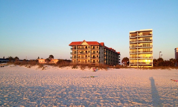Belle Vista Copropriété | Le spa de la piscine de St Pete Beach récemment rénové a l'air tout neuf!
