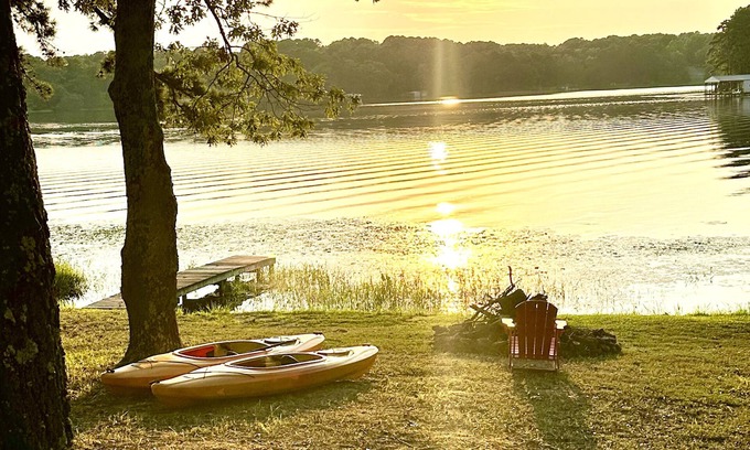 Hawkins Maison | Fall Special! Lakefront | Firepit,Dock,Kayaks,Deck