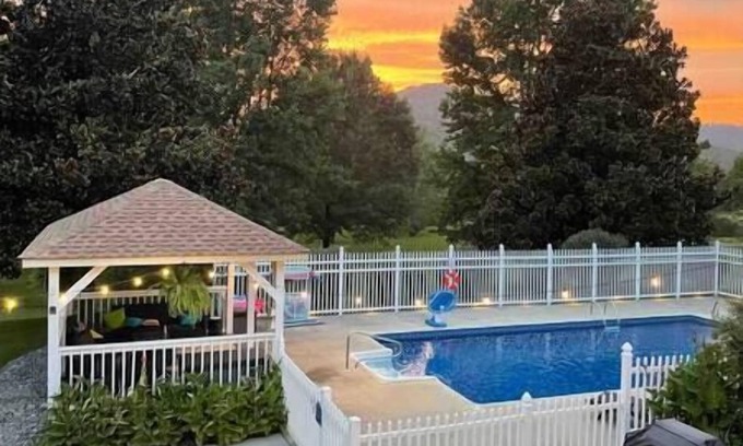 Trenton Maison | Pool & Luxury Hot Tub with Mountain Views, King Bed, Minutes to Chattanooga