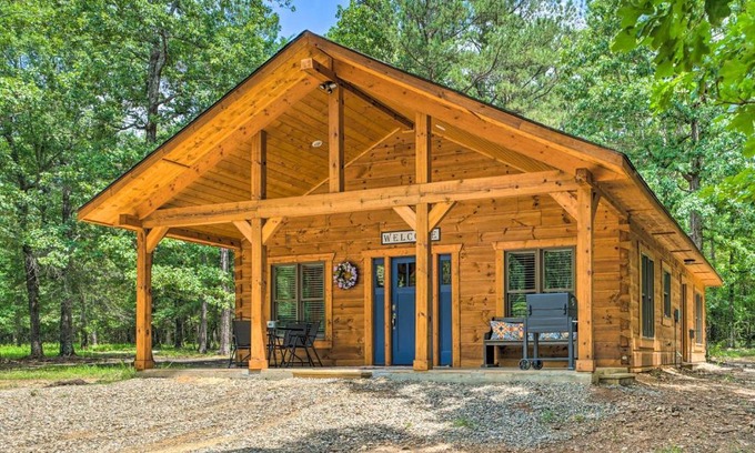 Hatton Maison | Falling Star Eagletown Cabin with Hot Tub Pets OK
