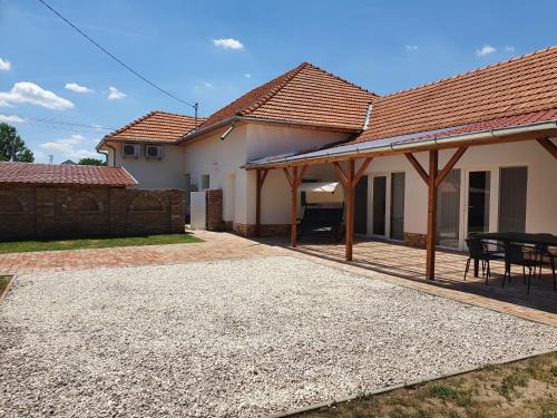 Cserkeszolo Appartement | Família Apartman Cserkeszőlő