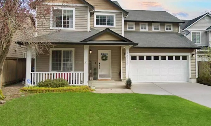 Vancouver Maison | Fam-Friendly 4BR | Patio, Fire Pit + Play Area