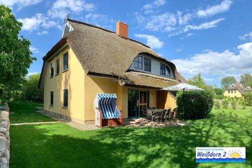 Puddemin Maison | Familienfreundliches Reetdachhaus Weissdorn 2