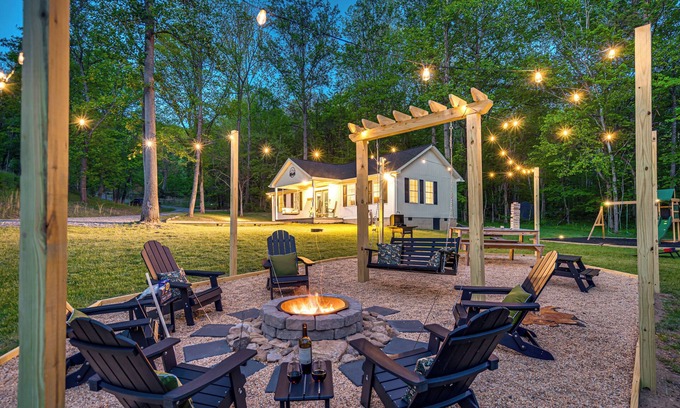Elkton Cabine | Families Paradise with walkable river access, playground, fire pit, BBQ, dogs OK