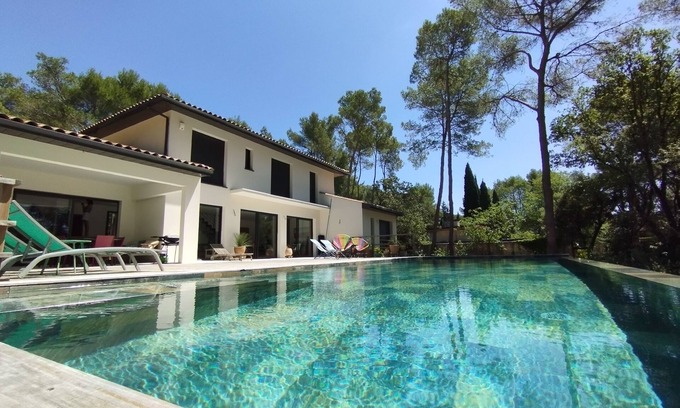 Saint-Vincent-de-Barbeyrargues Villa | Maison familiale avec grande piscine proche Montpellier.