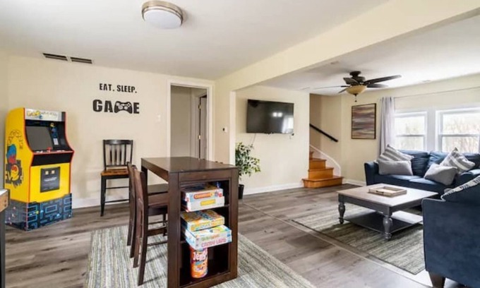 Clifton Heights Maison | Family Affair in Philly Suburbs - Free Parking