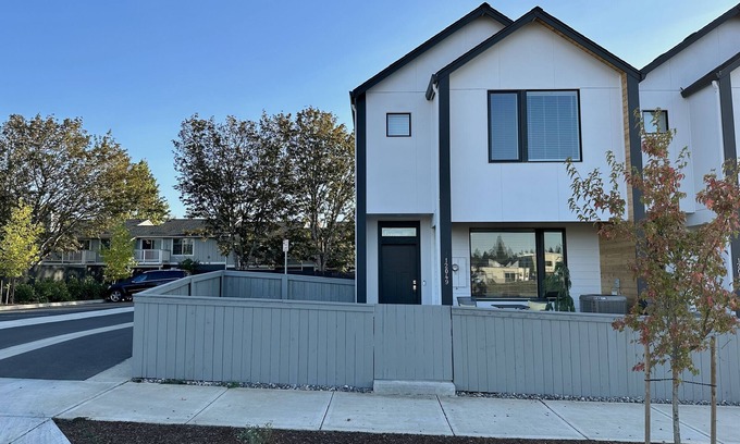 Vancouver Maison | Family and busines friendly.