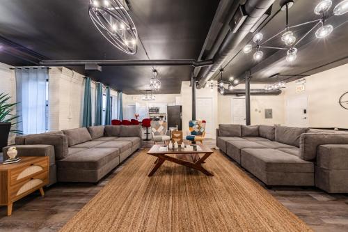 Near South Side Appartement | Family and Group Friendly 5BR Spacious Unit with Pool Table and Optional Parking Near McCormick Place and Soldier Field