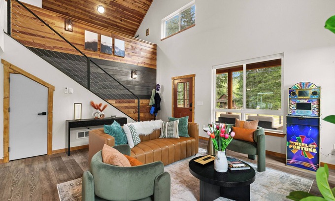 Paradise Estates Cabine | Family Cabin: WiFi-Hot Tub-Game Room-Guest Suite