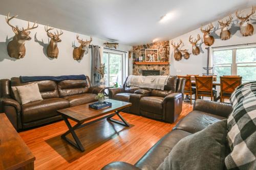 Wisconsin Dells Maison | Family Cabin with Hot Tub 10 Mi to The Dells!