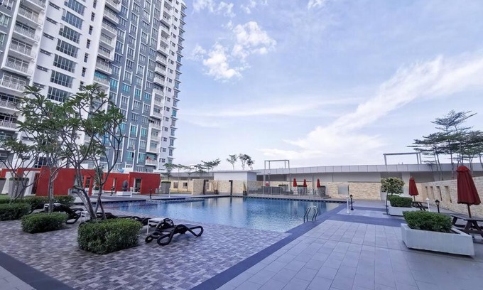 Bandar Saujana Putra Appartement | Family Condo 50 inches TV Netflix and WiFi with Pool View