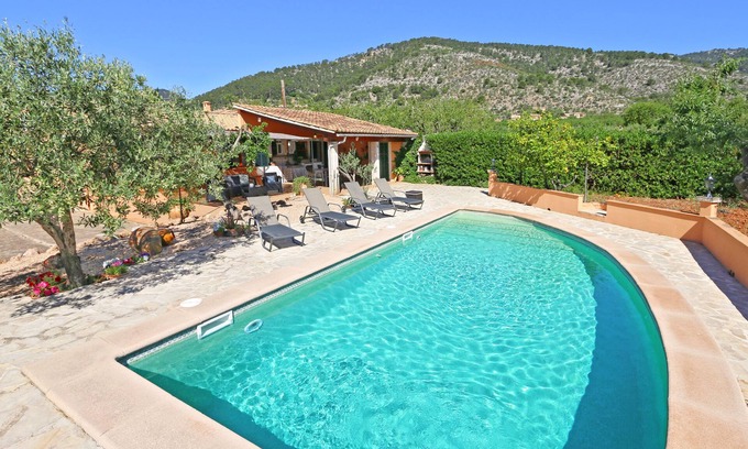 Alaro Maison | Maison de campagne moderne au pied des montagnes, dans un endroit calme du village, piscine privée, internet