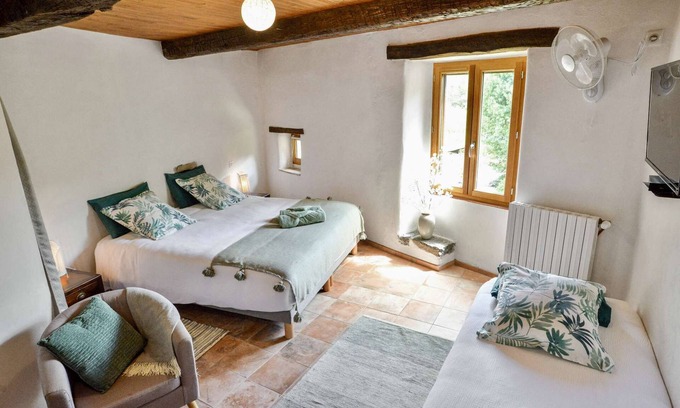 Cros Maison | Chambre double familiale B&B ★ piscine et spa ★ WIFI ★ vue sur jardin