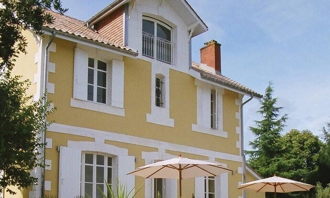 Villefranche-de-Lonchat Villa | Belle maison 1900 dans village avec piscine de 12m et tres belle vue