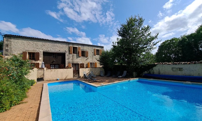 Saint-Pierre-de-Juillers Cottage | Gîte au bord de la piscine, idéal pour les familles avec enfants