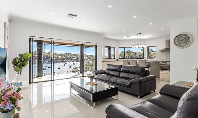 Caringbah South Maison | Family-Friendly House with Pool and BBQ Area