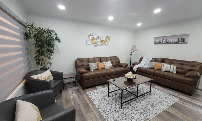 Dearborn Heights Maison | Newly renovated Modern Home 3BR-Family friendly 15 minutes from downtown Detroit