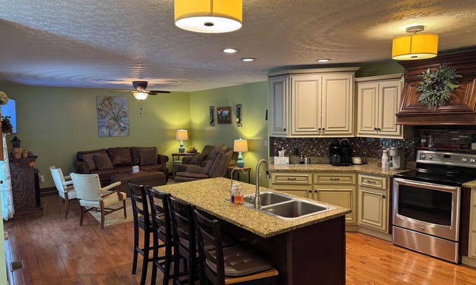 Louisa Maison | Family friendly 12 bed, Serene small town Louisa. Cozy with wifi, AC & farm life