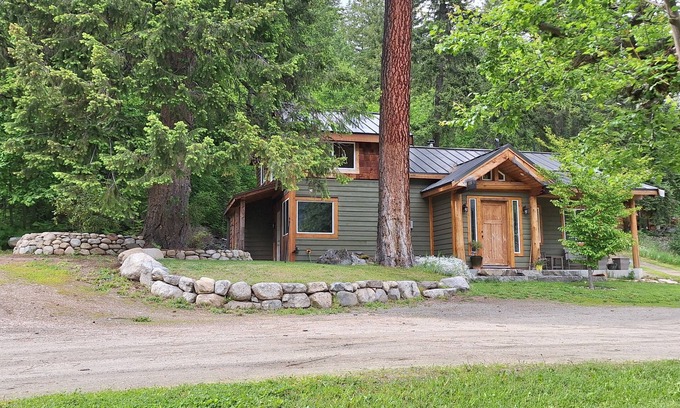 Nelson Maison | Family friendly 2 bdrm/ 3 bed home mins from sandy beaches and downtown Nelson!