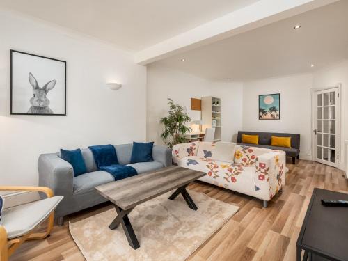 Eastcote Maison | Family Friendly 3 Bed Home In Pinner Pets Welcome - Pass the Keys