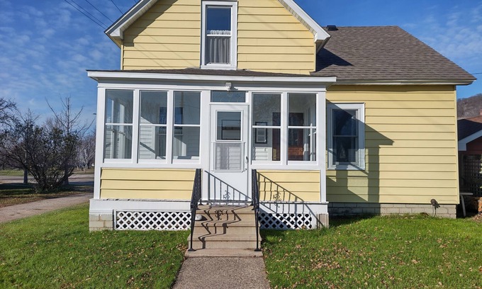 Cochrane Maison | Family-Friendly 3-bedroom house, Firepit, Clawfoot Tub, Local Attractions