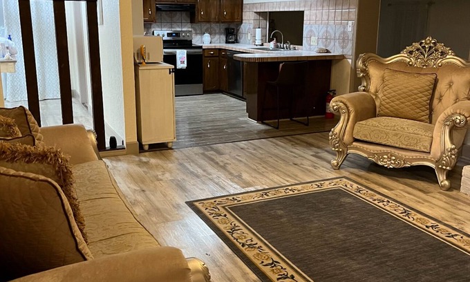 Lawton Maison | Family friendly 3-bedroom house with in ground pool in Lawton