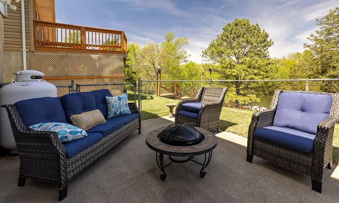 Goreville Maison | Family Friendly- 3 Kayaks + Canoe + 2 Kitchens