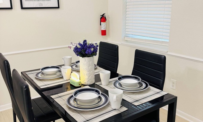 Palestine Maison | Family-Friendly 3BR Home 4 Beds + Yard Only 5 Min to Hospital in Palestine