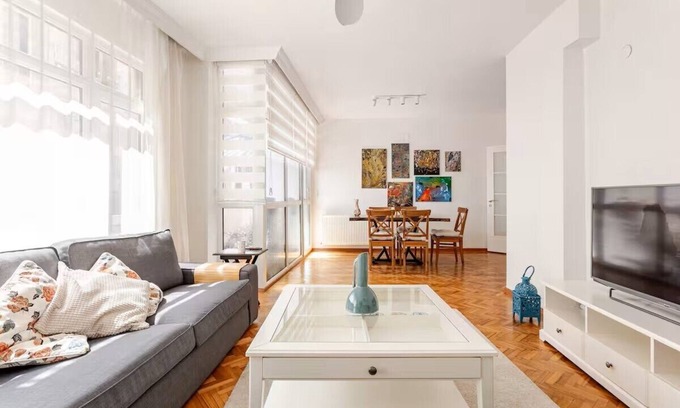 Moda Appartement | Family-Friendly 3BR Oasis in Moda – Balcony, Near Ferry, Metro & Seaside!