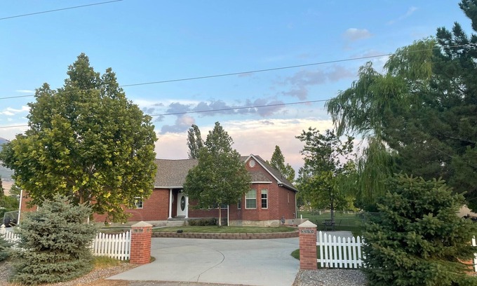 Lake Point Autre | Family-Friendly 4-Bed w/ Lush Yard, Views & Parking