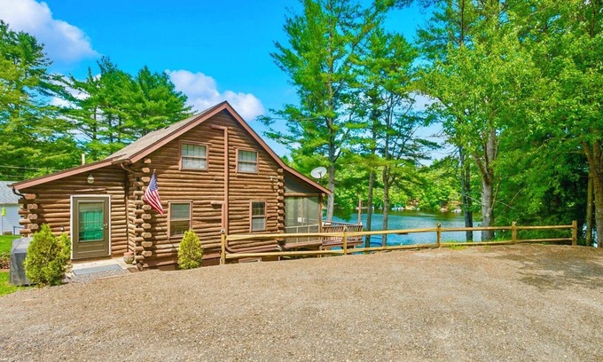 East Wakefield Cabine | Family friendly 4 season lakefront oasis! NH foliage & apple picking are calling