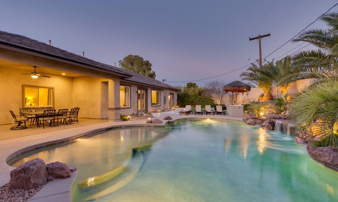 Royal Crest Rancheros Maison | Family Friendly 4000 Sq Ft 5 Bed 5. 5 Bath, With Pool And Spa, 3 Miles To Strip