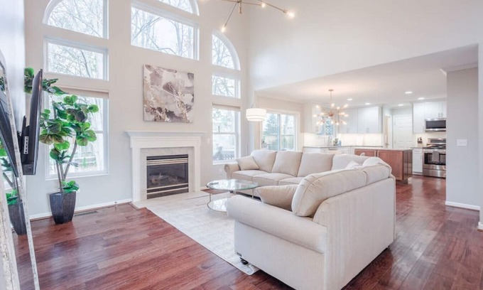 Loveland Maison | Family Friendly 5B w/EV Level 2 Charging & Close to Trails, I-71, Mason