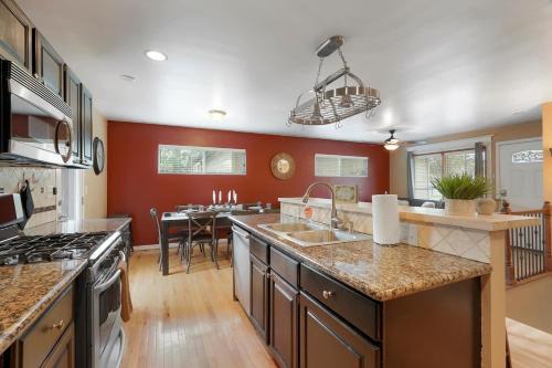Arvada Plaza Area Maison | Family-friendly 5br W Patio & Games