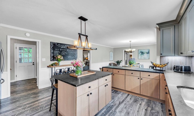 Jamestown Maison | Maison entièrement rénovée près du marché du meuble, du centre aquatique de Greensboro et de Wyndham