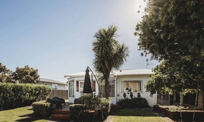 Fitzroy Maison | Rophia Retreat: Family Bungalow in New Plymouth