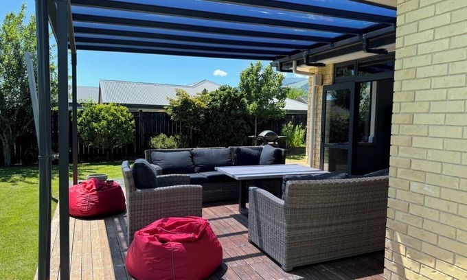Richmond Maison | Family friendly comfort, close to shops, pool, and mountain biking trials.