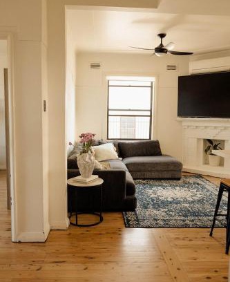 Tighes Hill Maison | Family-Friendly Escape Walk to Cafés & Creek
