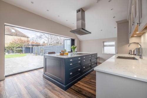 Windsor Maison | FAMILY FRIENDLY ESCAPE IN ETON, COUNTRYSIDE VIEWS with Hot Tub