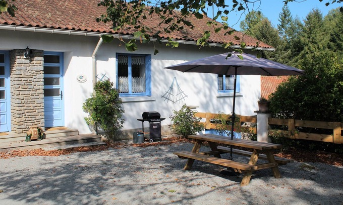 Vayres Cottage | Gîte familial avec piscine chauffée et lac de pêche