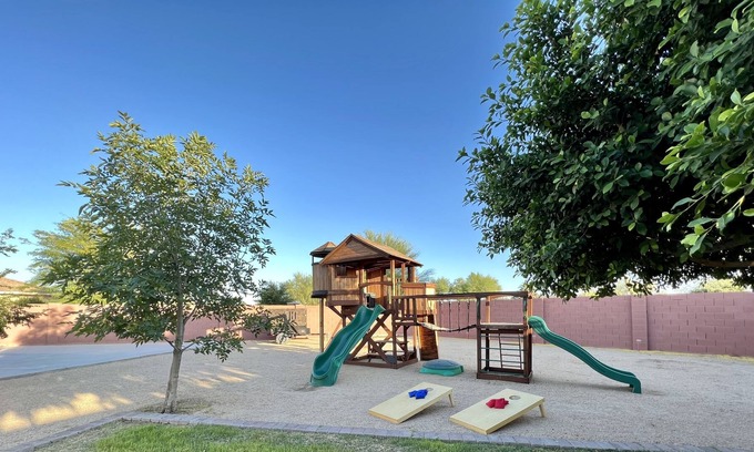 Palm Valley Maison | Family friendly Goodyear Home, huge backyard & all NEW furniture