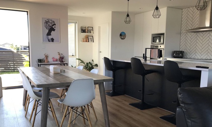 Papamoa Beach Maison | Family friendly home, close to the beach