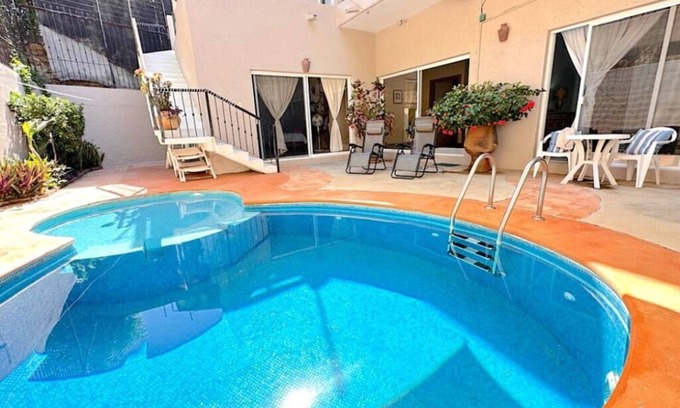 Crucecita Maison | Family-friendly house with pool & close to the beach