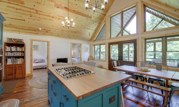 Koleen Cabine | Family-Friendly Indiana Cabin w/Hot Tub & Decks