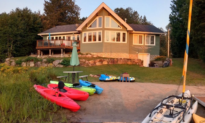 Machar Cottage | A Lakeshore Cottage Construit 2008 avec plage privée