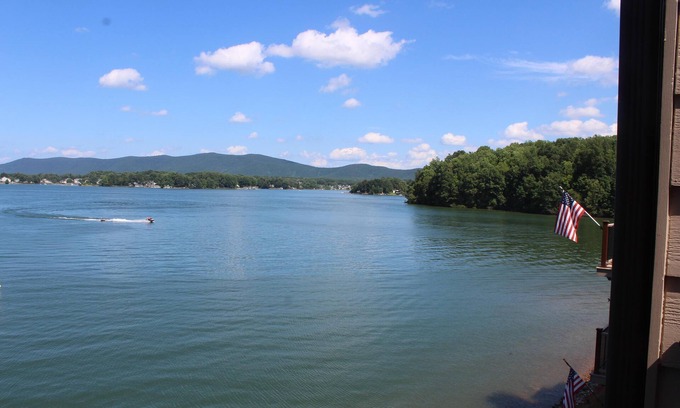 Union Hall Copropriété | Pour toute la famille, Condo au bord du lac sur une partie sud tranquille du lac Smith Mtn