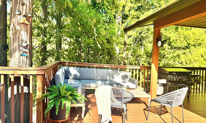 Sicamous Cabine | Family friendly Lakefront resort with boat slip