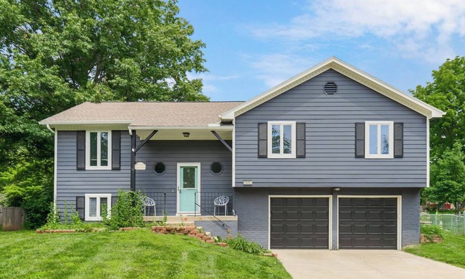 Lenexa Maison | Family-Friendly Lenexa Home ~ 3BR, Game Room, 2 King Beds & Patio